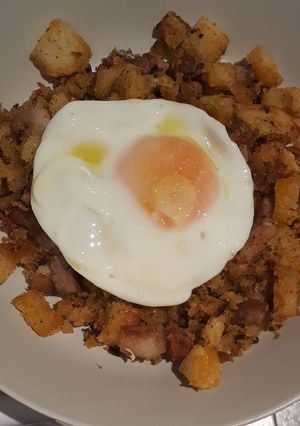 Una foto de Migas con panceta y chorizo