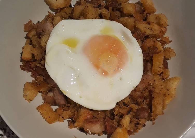 Migas con panceta y chorizo