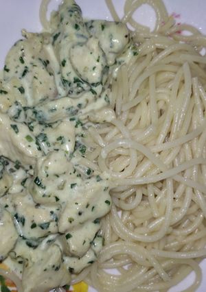 Una foto de Fideos con pollo y crema