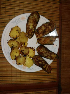 Una foto de Milanesas de berenjena y papas con queso