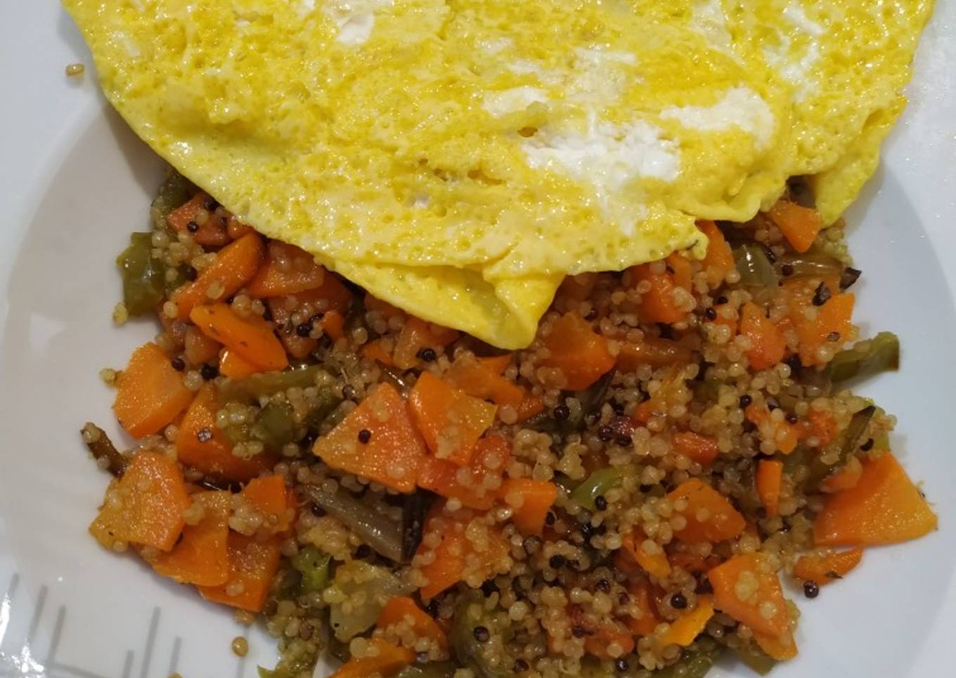 Bowl de quinoa con huevo, pimiento y zanahoria