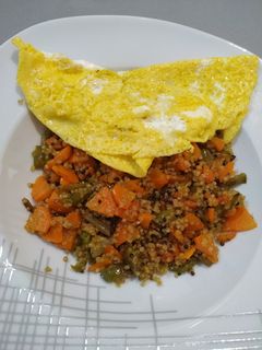 Una foto de Bowl de quinoa con huevo, pimiento y zanahoria