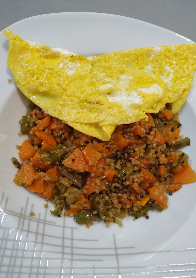 Una foto de Bowl de quinoa con huevo, pimiento y zanahoria