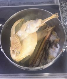 gà hấp xả lá chanh