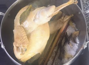 Hình của món Gà hấp muối sả lá chanh.