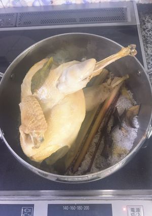 Hình của món Gà hấp muối sả lá chanh.