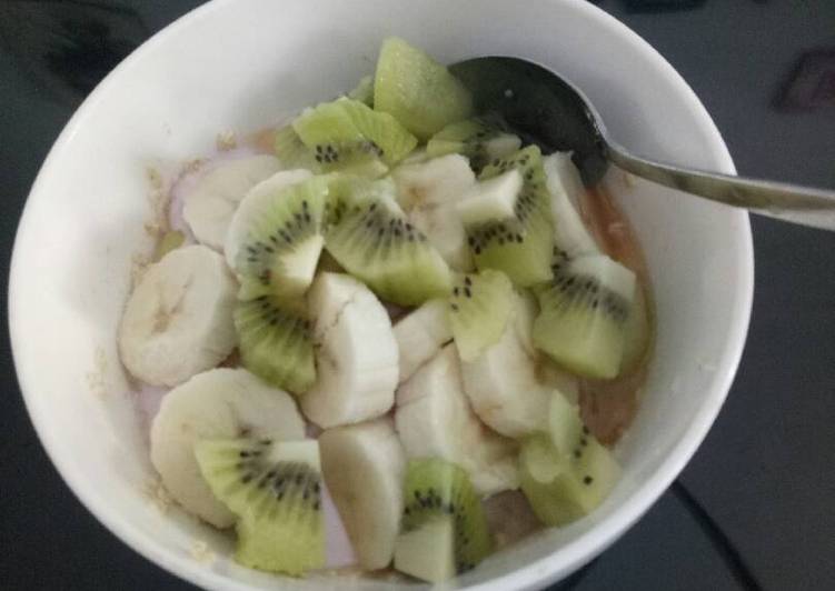 Quaker outmeal with yogurt and fruit