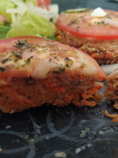 Una foto de Hamburguesas de atún y zanahorias exquisitas!!!