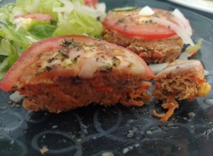 Una foto de Hamburguesas de atún y zanahorias exquisitas!!!