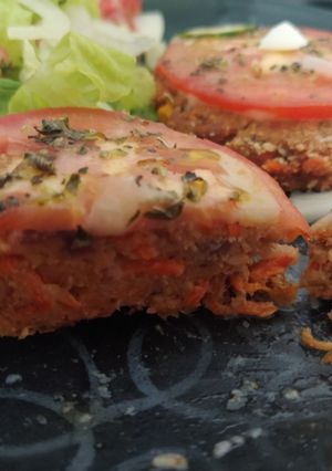 Una foto de Hamburguesas de atún y zanahorias exquisitas!!!