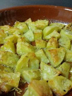 Una foto de Patatas al romero en microondas