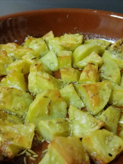 Una foto de Patatas al romero en microondas