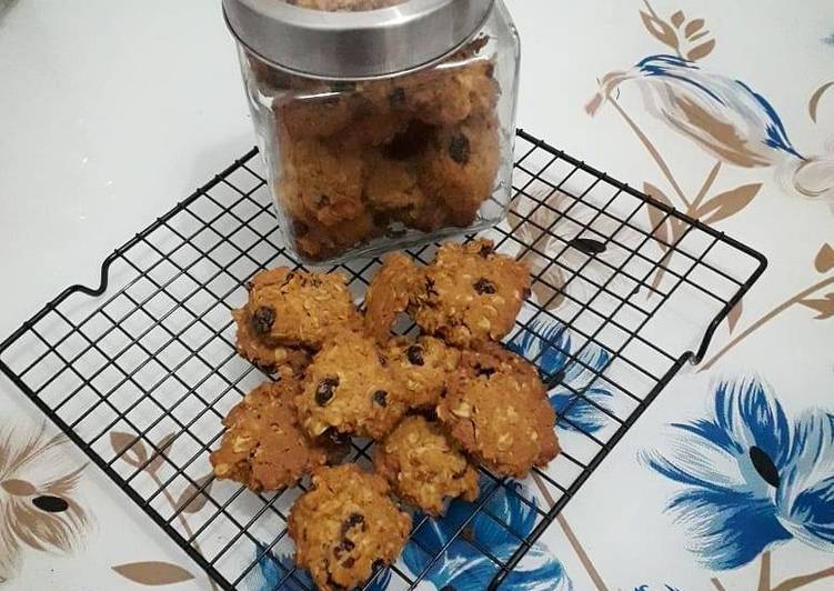 Crunchy Raisin Oatmeal Cookies