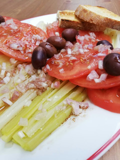 Una foto de Ensalada de puerros y tomates