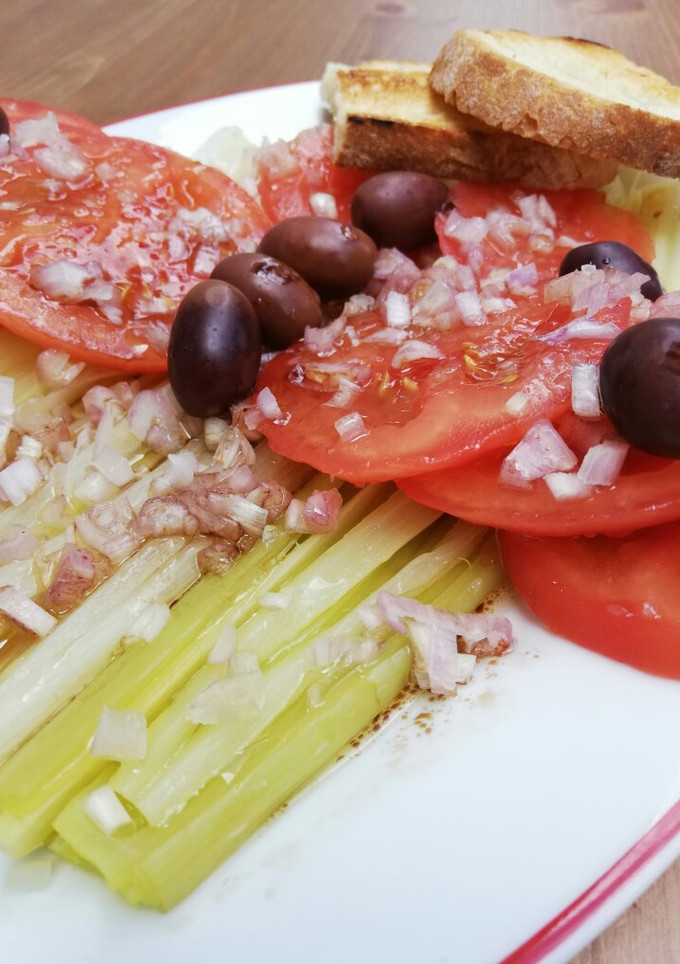 Una foto de Ensalada de puerros y tomates