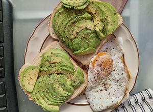 Una foto de Tostada de aguacate/palta
