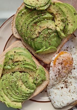 Una foto de Tostada de aguacate/palta