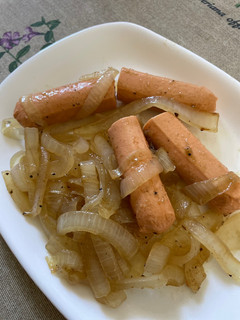Una foto de Salchichas veggies encebolladas