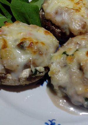 Una foto de Champignones rellenos de bondiola y vegetales al graten