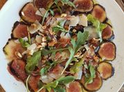Una foto de carpaccio de jamon crudo