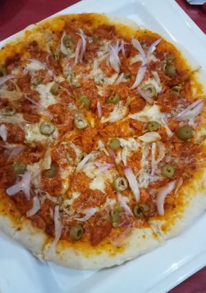 A picture of Chicken tikka pizza.