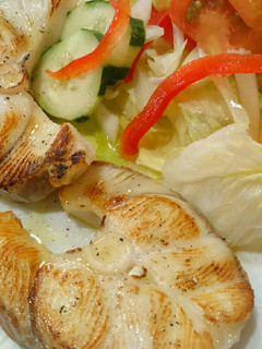 Una foto de Cazón a la plancha con ensalada