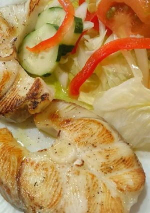 Una foto de Cazón a la plancha con ensalada