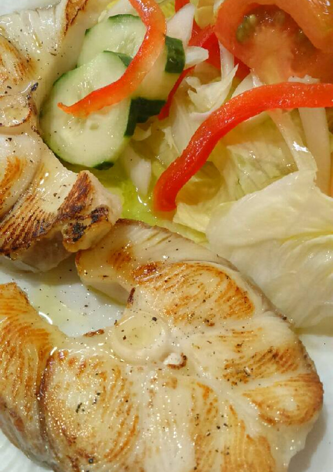 Una foto de Cazón a la plancha con ensalada