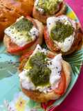Hojaldres de tomate, burrata y pesto