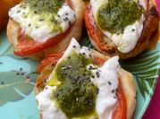 Una foto de burrata tomate y pesto