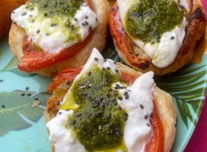 Foto principal de Hojaldres de tomate, burrata y pesto