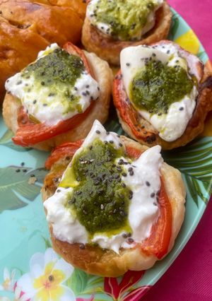 Una foto de Hojaldres de tomate, burrata y pesto