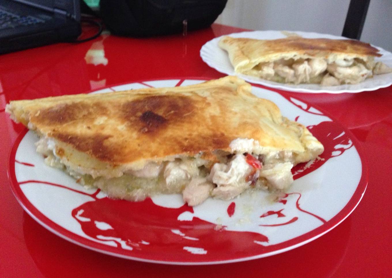 Empanada de pollo en salsa y queso de cabra