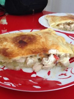 Una foto de Empanada de pollo en salsa y queso de cabra