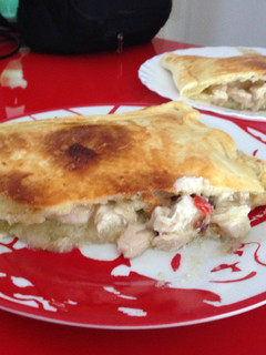 Foto principal de Empanada de pollo en salsa y queso de cabra