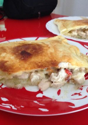 Una foto de Empanada de pollo en salsa y queso de cabra
