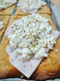 Una foto de Tosta de harina de garbanzo con pavo y queso cottage