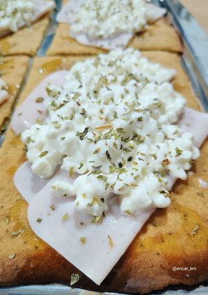 Una foto de Tosta de harina de garbanzo con pavo y queso cottage