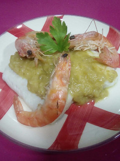 Una foto de Merluza en salsa de puerros y cebolla con langostinos