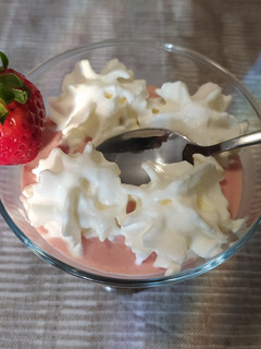 Una foto de Helado de fresas con leche de coco