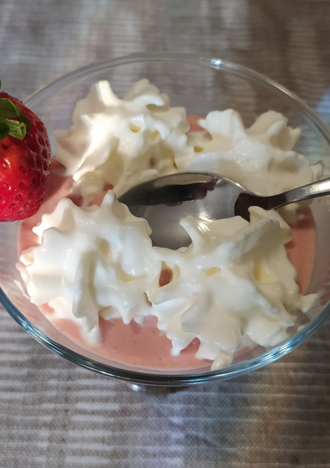 Una foto de Helado de fresas con leche de coco