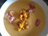 Crema de verduras con garbanzos y panceta