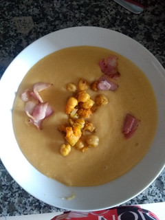 Una foto de Crema de verduras con garbanzos y panceta