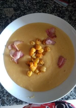 Una foto de Crema de verduras con garbanzos y panceta