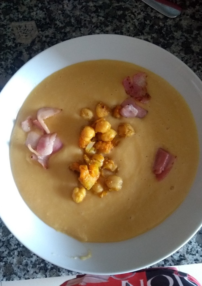 Una foto de Crema de verduras con garbanzos y panceta