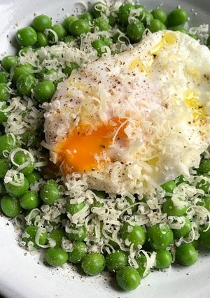 A picture of Peas & Egg.