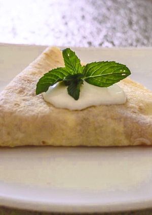 O poză a rețetei Clătite cu cremă de mascarpone și gem de caise.