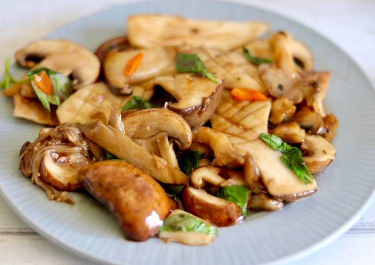 Stir fried mushrooms with chilli, basil and oyster sauce 🍄 🌶 🌿