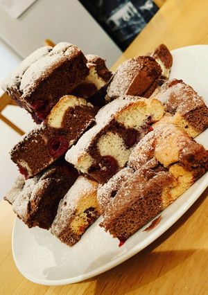 Meggyes-Csokis Piskóta a’la RonezChef recept fotója
