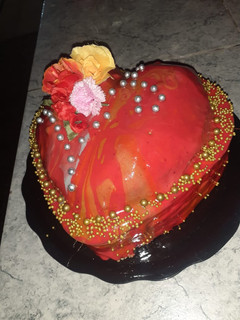 Una foto de Torta helada con glaseado espejo marmoleado
